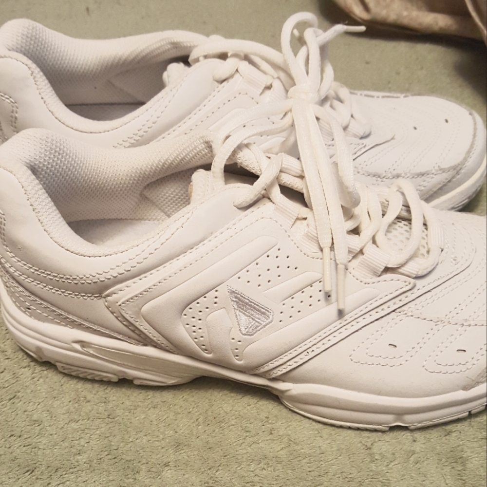 V4orce size 8 White tennis shoes